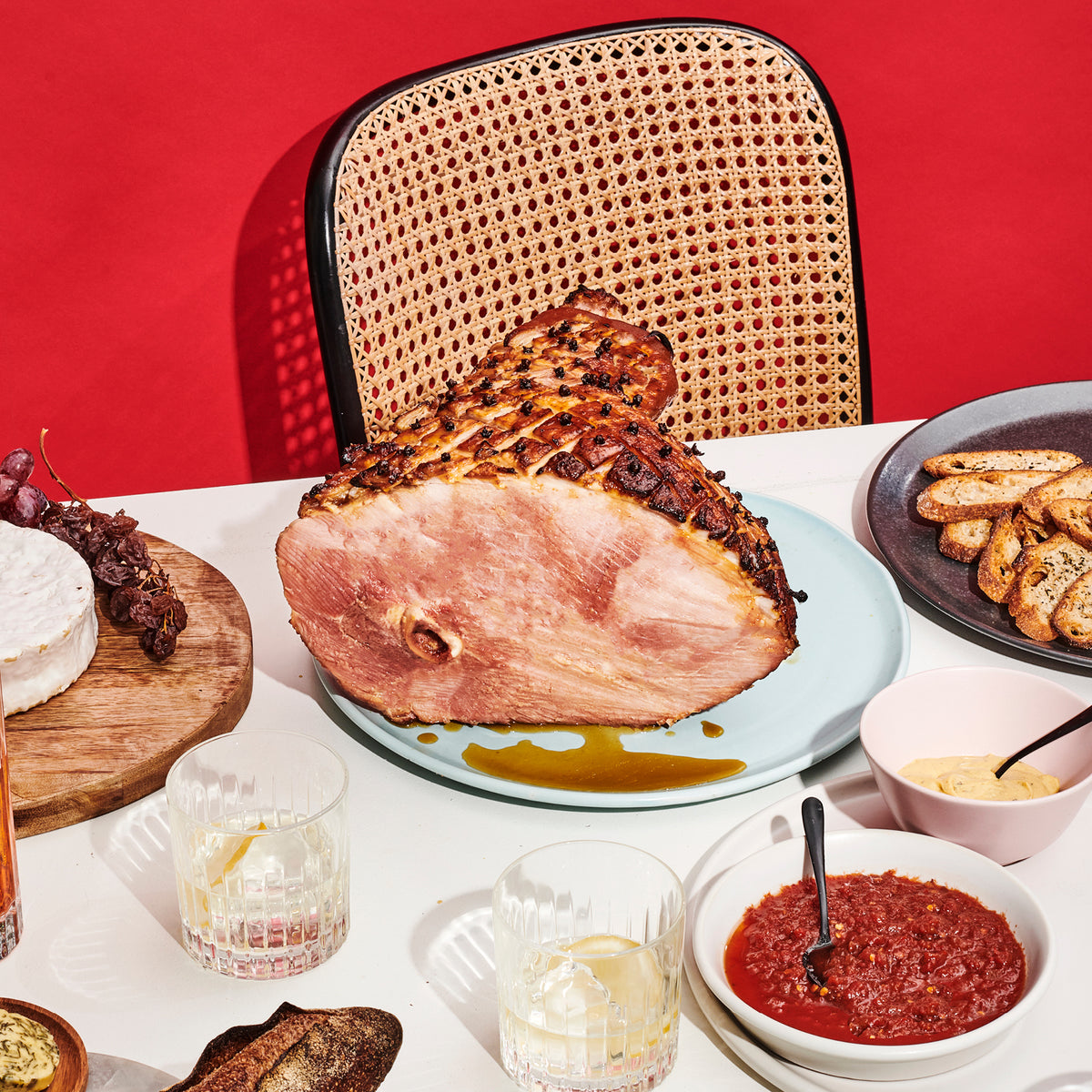 THE CLASSIC CHRISTMAS TABLE