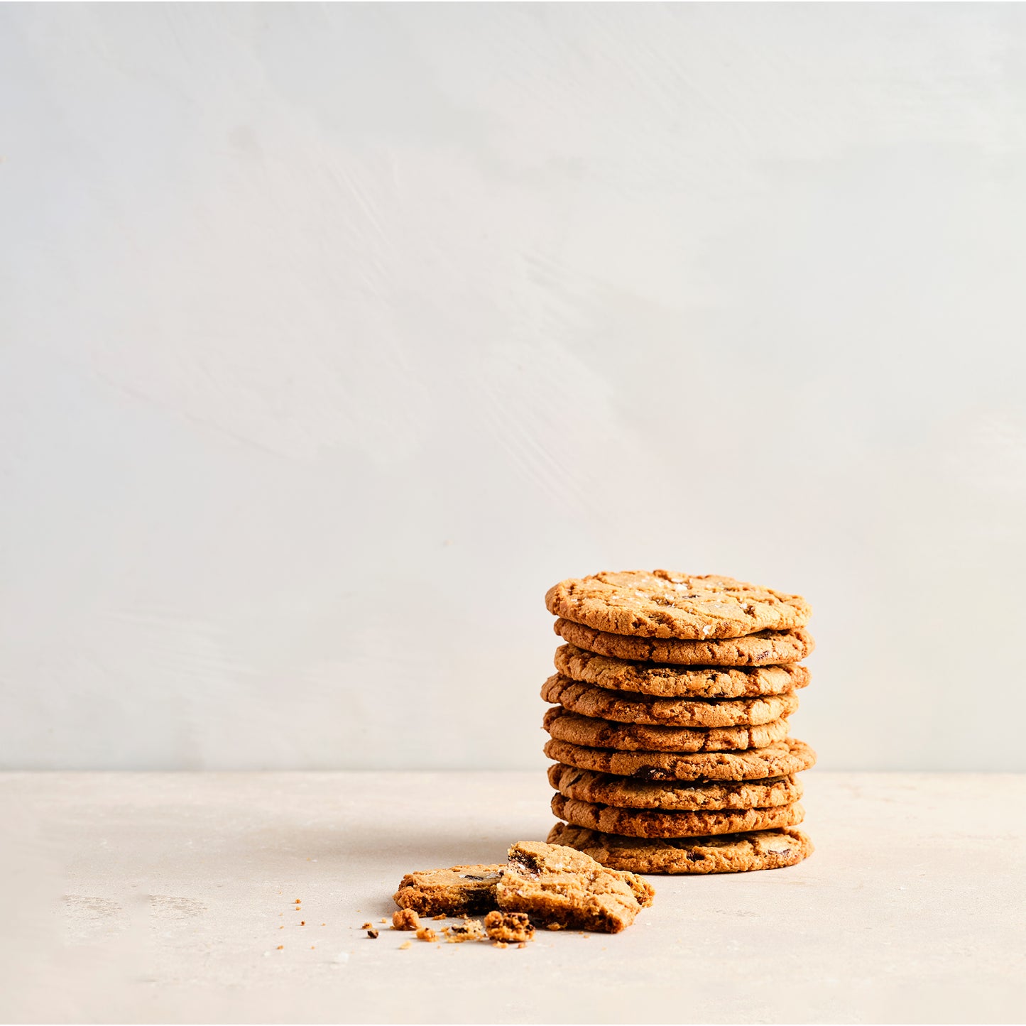 CHOC CHIP & SALTED CARAMEL COOKIES (10)